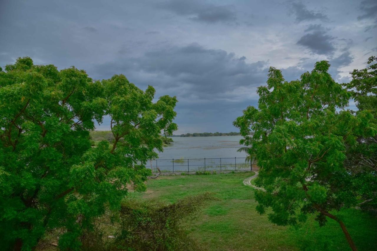 Lake Villa Resort Tissamaharama Ngoại thất bức ảnh