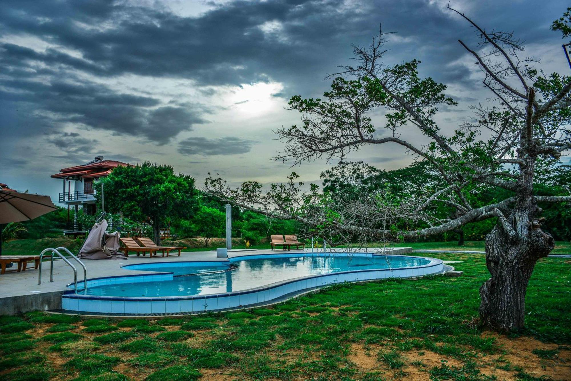 Lake Villa Resort Tissamaharama Ngoại thất bức ảnh