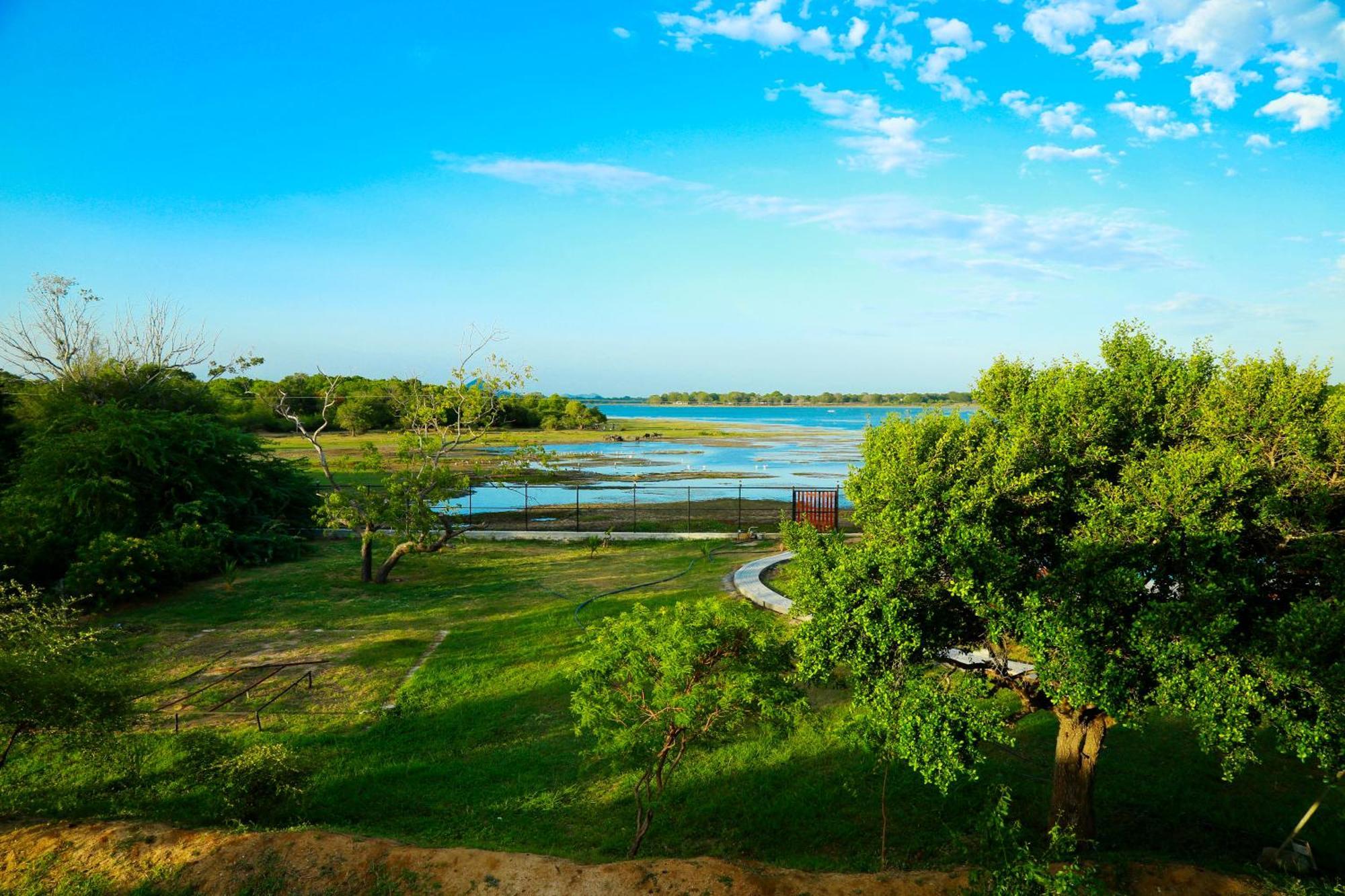 Lake Villa Resort Tissamaharama Ngoại thất bức ảnh