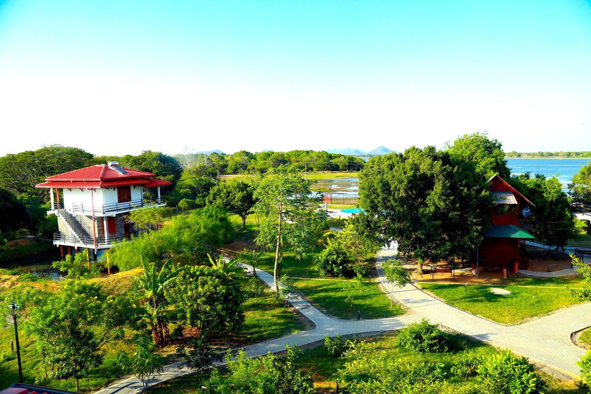 Lake Villa Resort Tissamaharama Ngoại thất bức ảnh