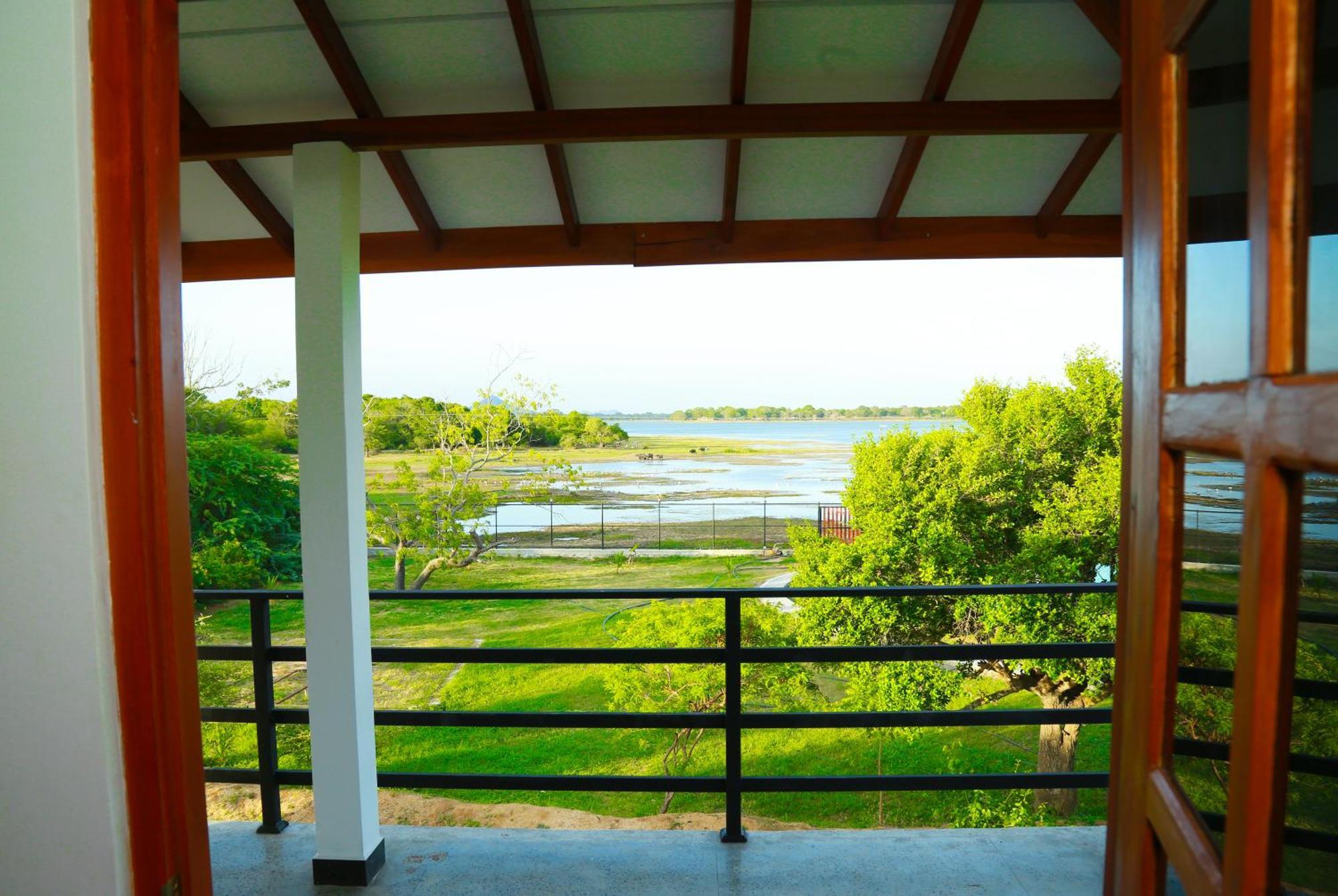 Lake Villa Resort Tissamaharama Ngoại thất bức ảnh