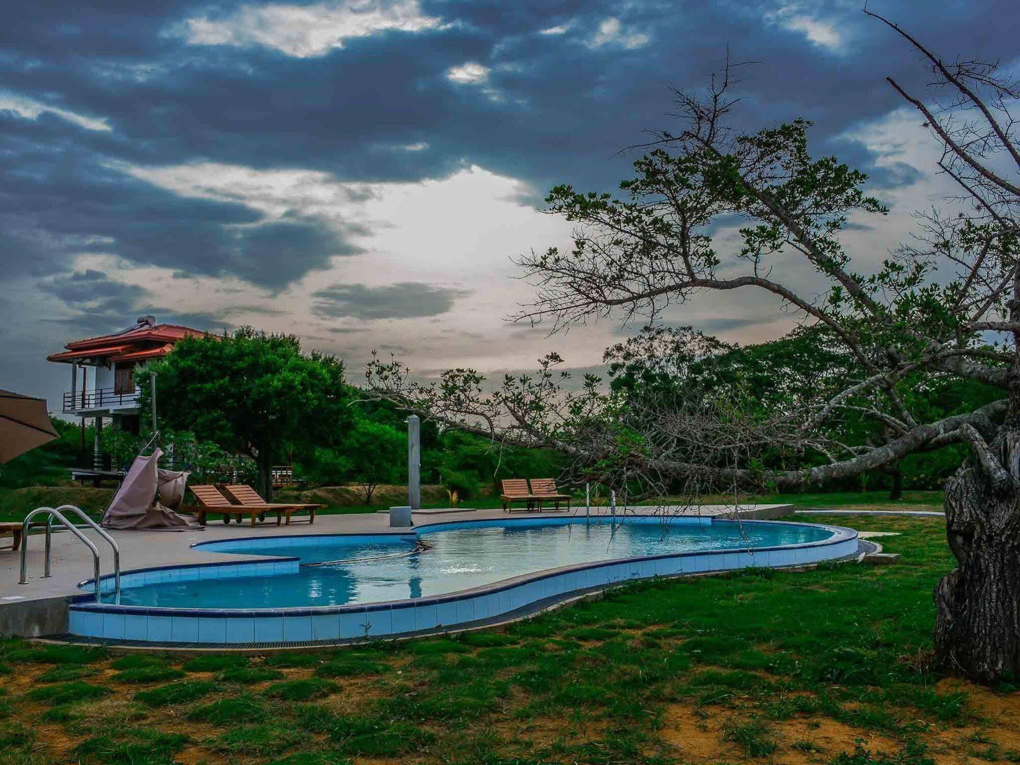 Lake Villa Resort Tissamaharama Ngoại thất bức ảnh