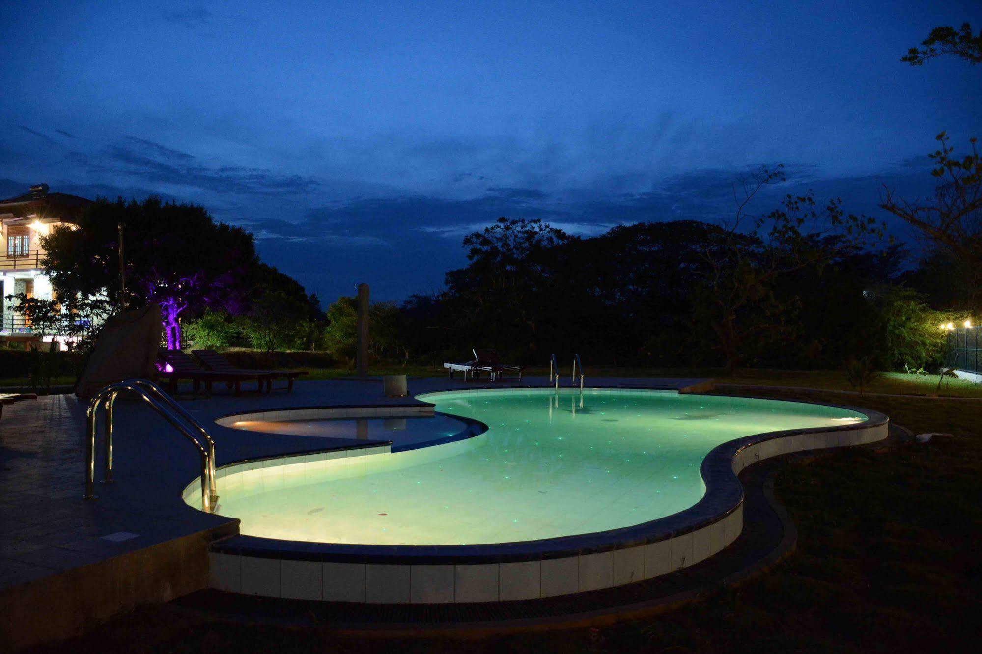 Lake Villa Resort Tissamaharama Ngoại thất bức ảnh