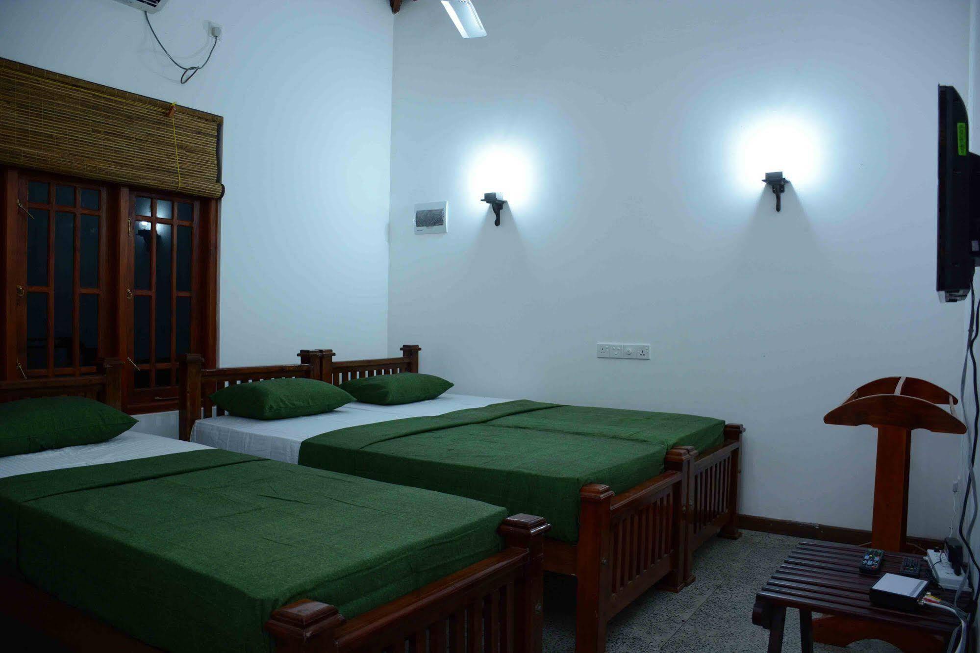 Lake Villa Resort Tissamaharama Ngoại thất bức ảnh